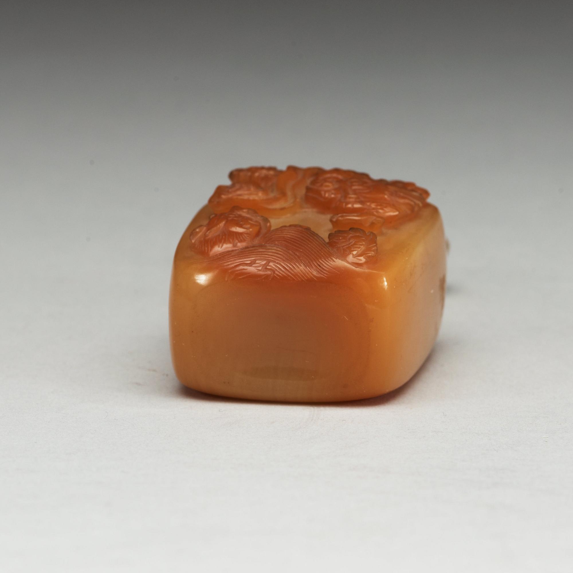 A carved agate snuff bottle, Qing dynasty (1644-1912).