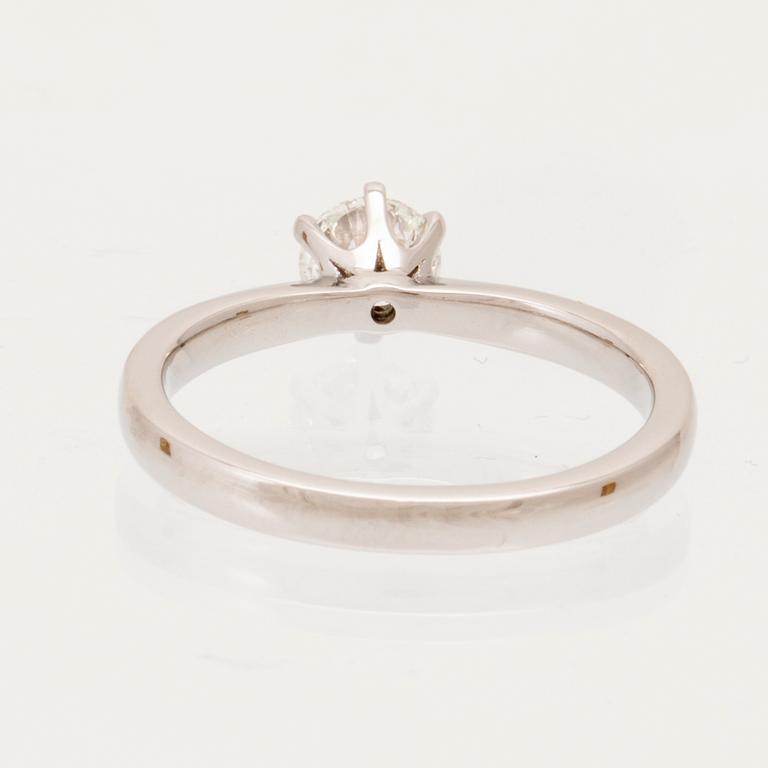 A 950 platinum solitaire ring set with a round brilliant cut diamond with GIA dossier, Vanbruun.