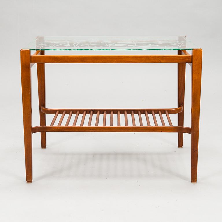 A mid-20th century coffee table / side table.