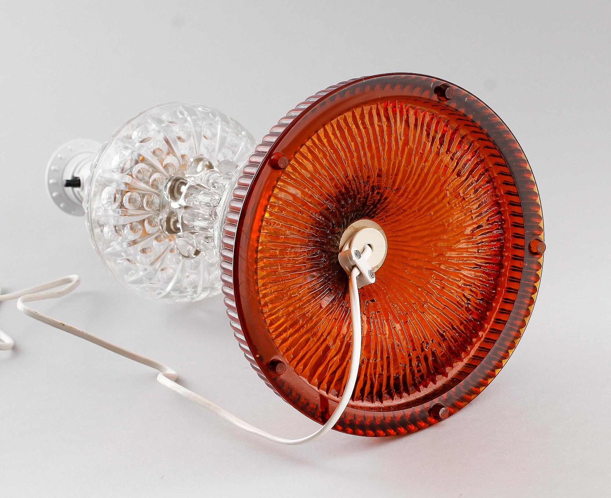 BORDSLAMPA, glas, signerad Gustaf Leek, 1900-talets andra hälft.