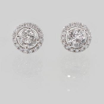 ÖRHÄNGEN, 18K vitguld med 2 briljantslipade diamanter 0.84 ct samt små briljantslipade diamanter 0.28 ct. Vikt 2,8 gram.