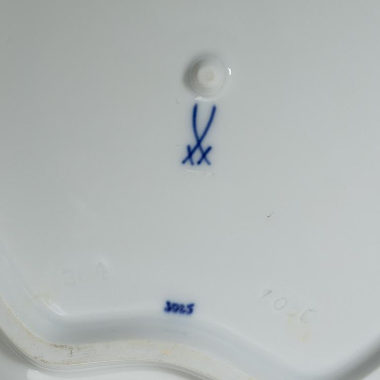 Meissen, a set of nineteen porcelain parts, 'Zwiebelmuster/Blue Onion', Germany.