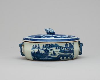 A blue and white tureen. Qing dynasty. Jiaqing (1796-1820).