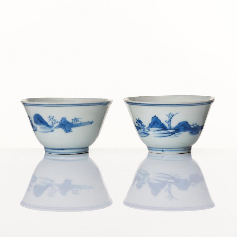 Koppar, två stycken, porslin. Ming dynastin, Transition/Chongzhen (1628-44).