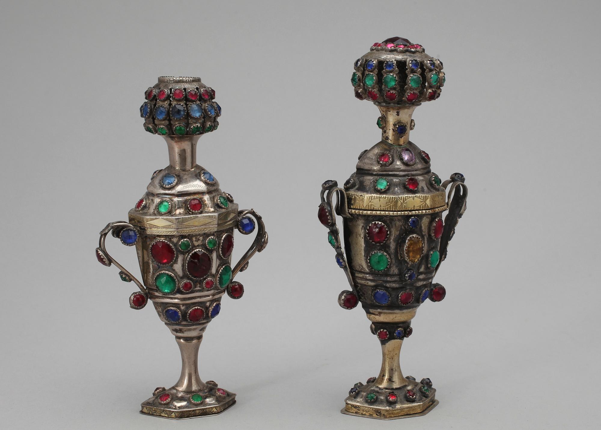 LUKTDOSOR, 2st, snarlika, silver med färgade glasstenar, Tyskland/Danmark, bär datering 1856. Vikt ca204g.
