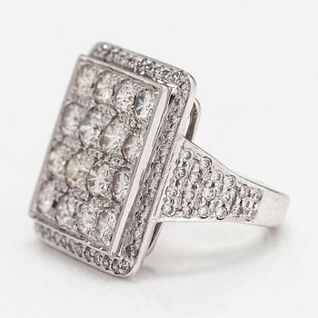An 18K whitegold ring with brilliant cut diamonds approx 3.36 ct in total.