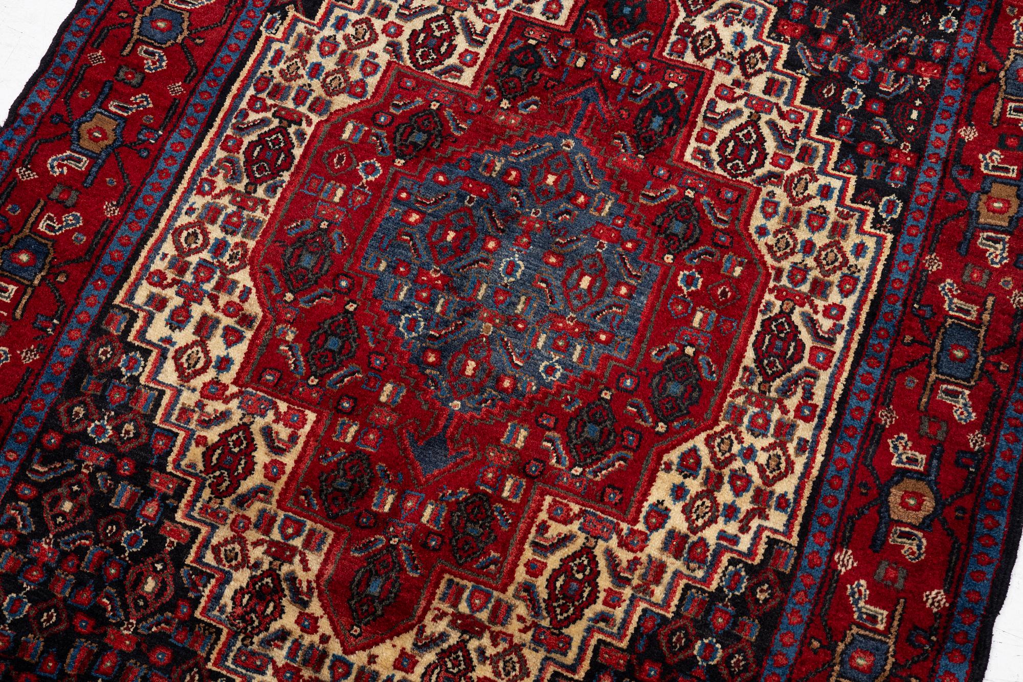 A Senneh rug, a. 159 x 117 cm.