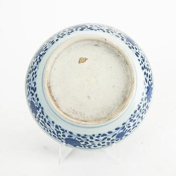 A blue and white dish, Qing dynasty, 19th Century.