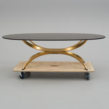 A late 20th century coffee table.