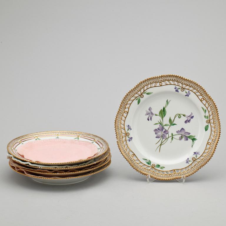 TALLRIKAR, 5 st, porslin, "Flora Danica", Royal Copenhagen.
