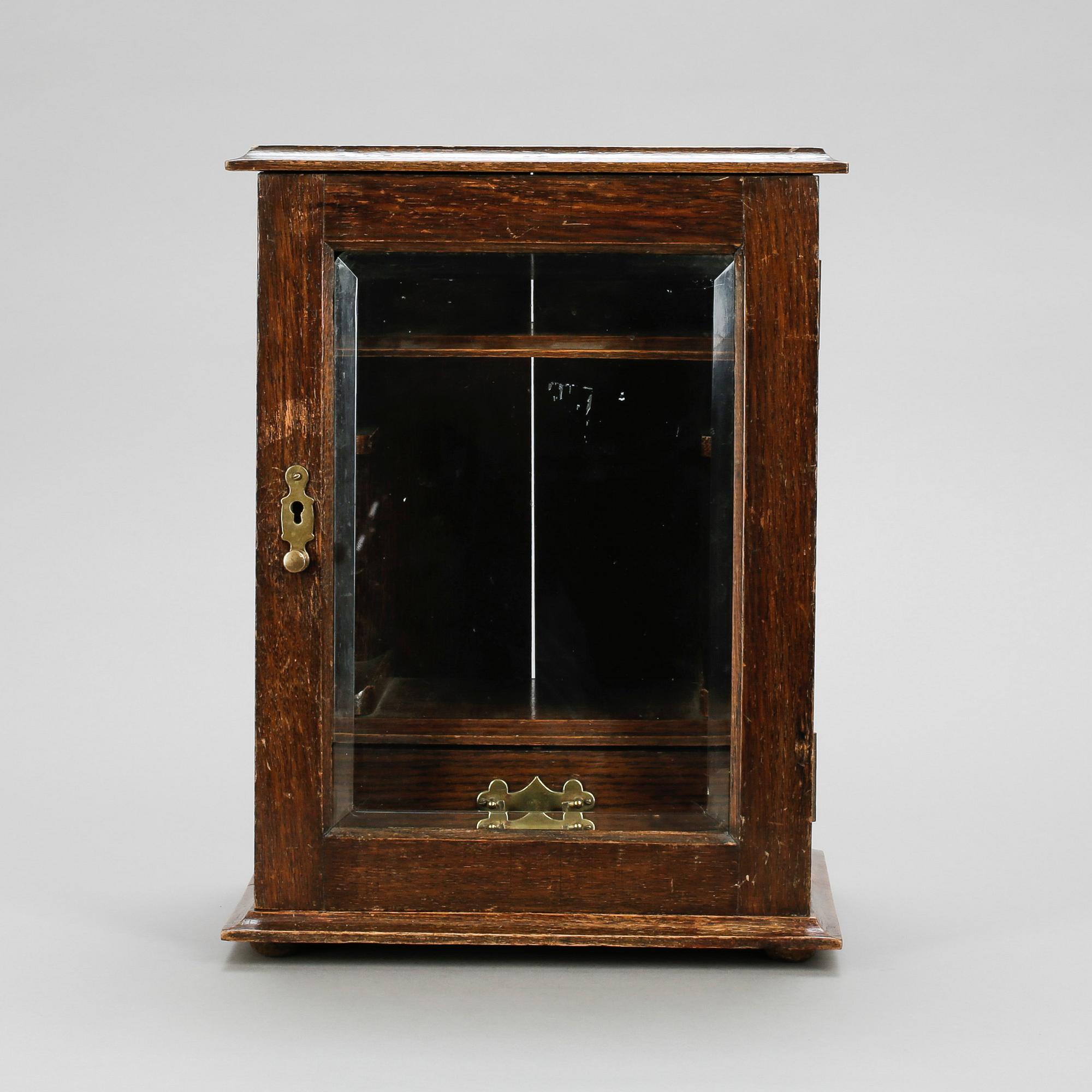 VITRINSKÅP, 1900-talets början.