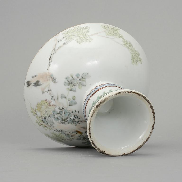 SKÅL PÅ FOT, porslin, Kina, 18/1900-tal.