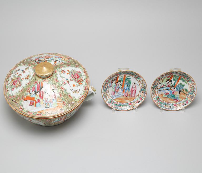 A porcelain potty and two small plates from China, late 19th century.