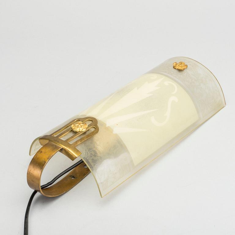 An Art Deco wall lamp.