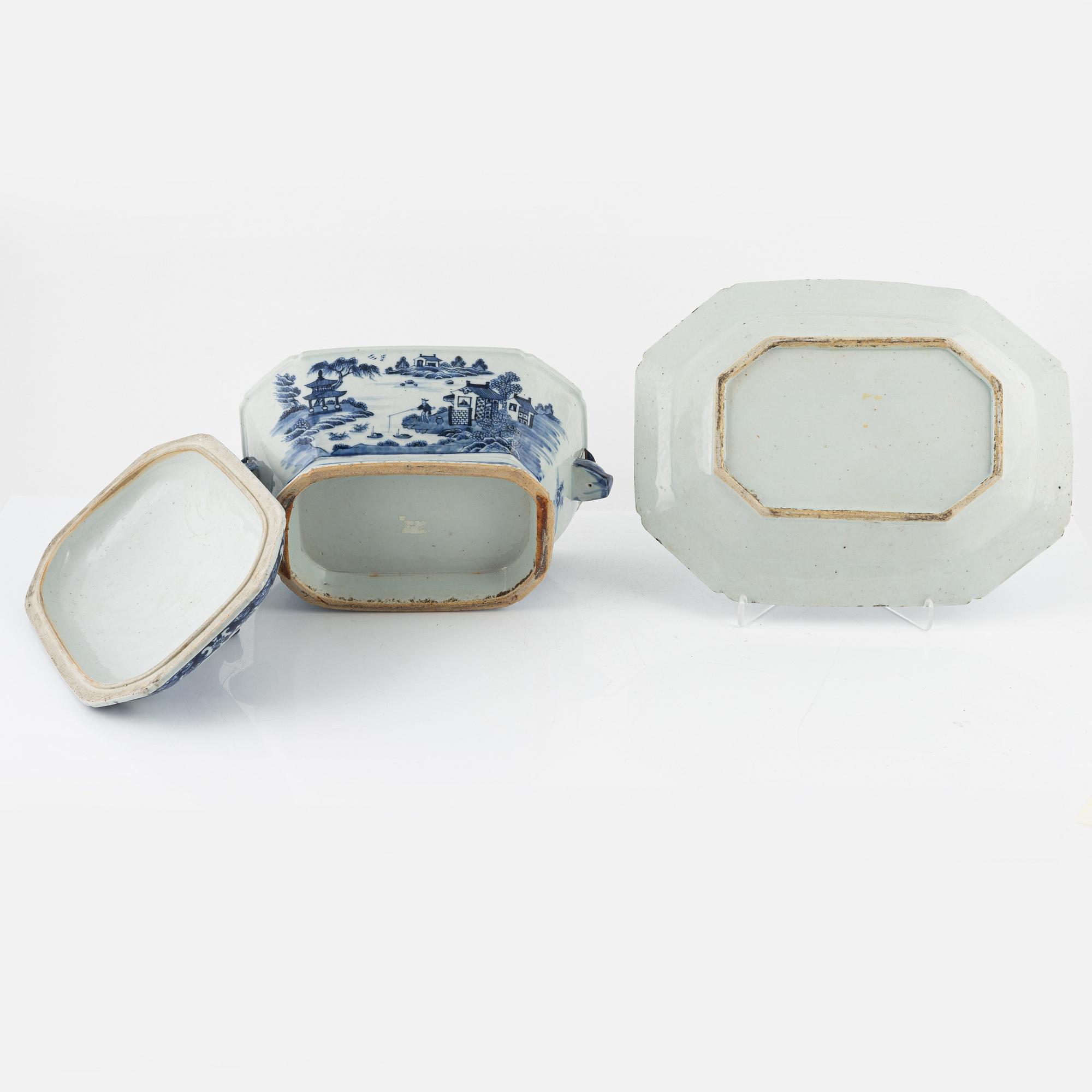 A blue and white porcelain terrine with lid and stand, China, Qianlong (1736-95).