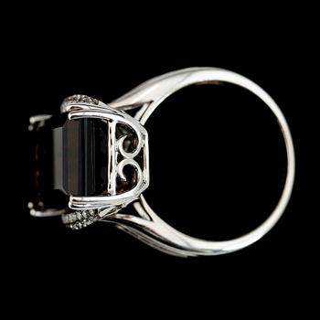 RING, 14K vitguld, röktopas samt diamanter.