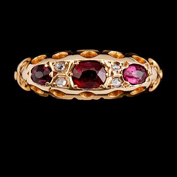 RING, 18 k guld, England 1904, med röda stenar och rosenslipade diamanter. Vikt ca 3 gram.