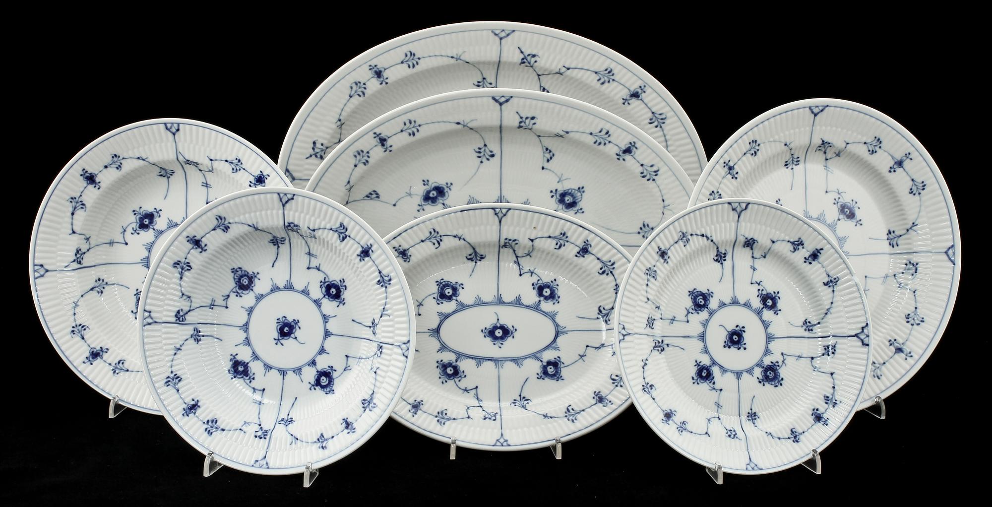 MATSERVISDELAR, 62 st, porslin, "Musselmalet", Royal Copenhagen.