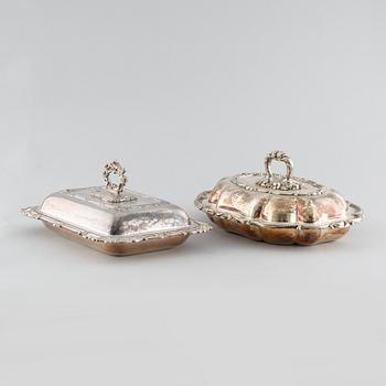 A pair of silver plated entrée dishes from the first half of 20th century.