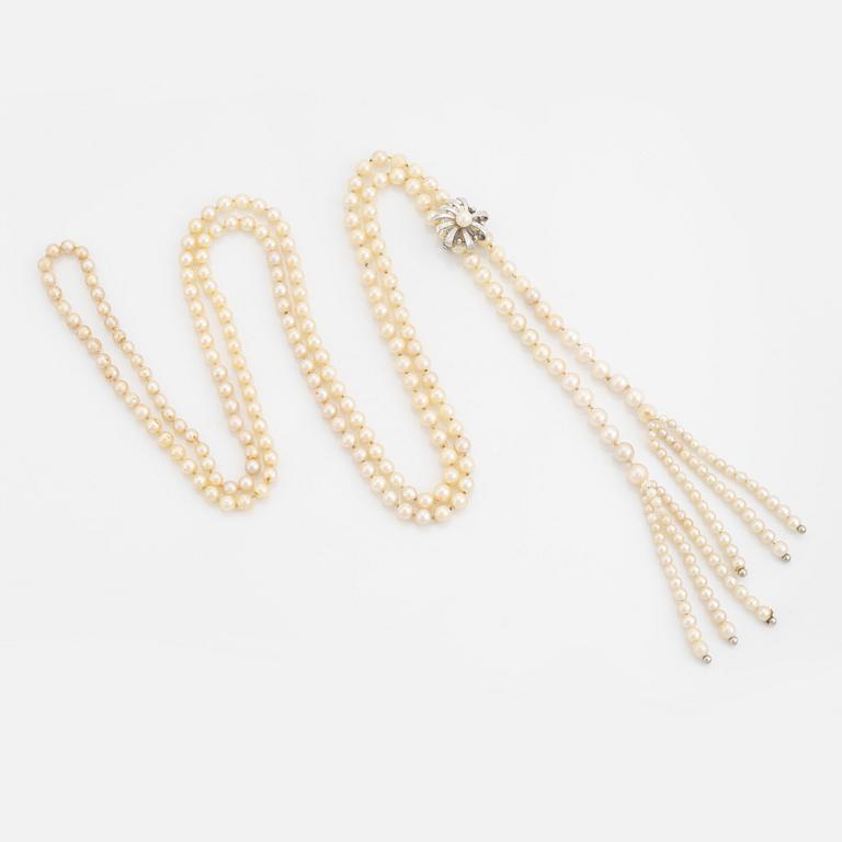 A cultured pearl necklace with silver divider.