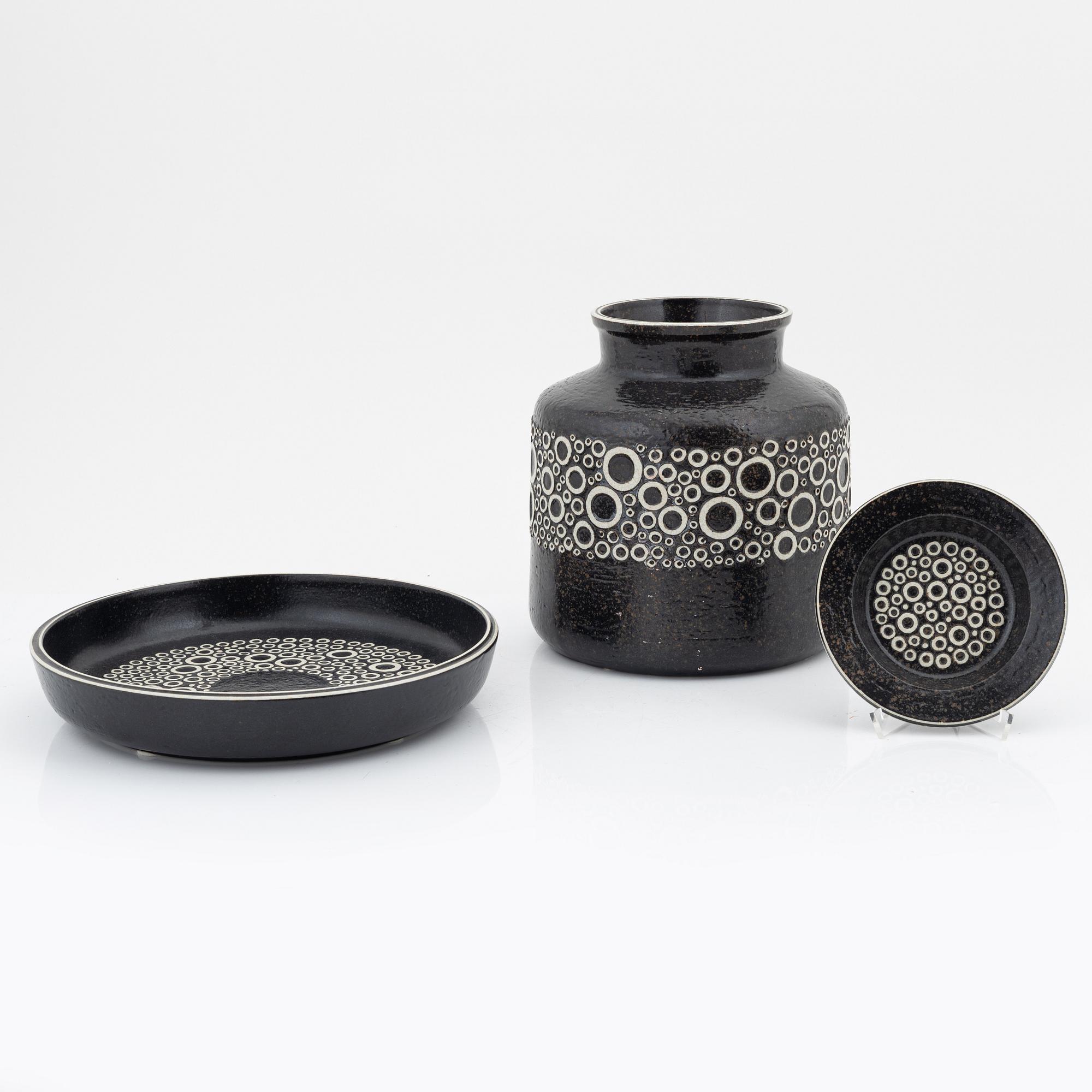 Britt-Louise Sundell, vas samt två fat, stengods, Gustavsberg, 1960/70-tal.