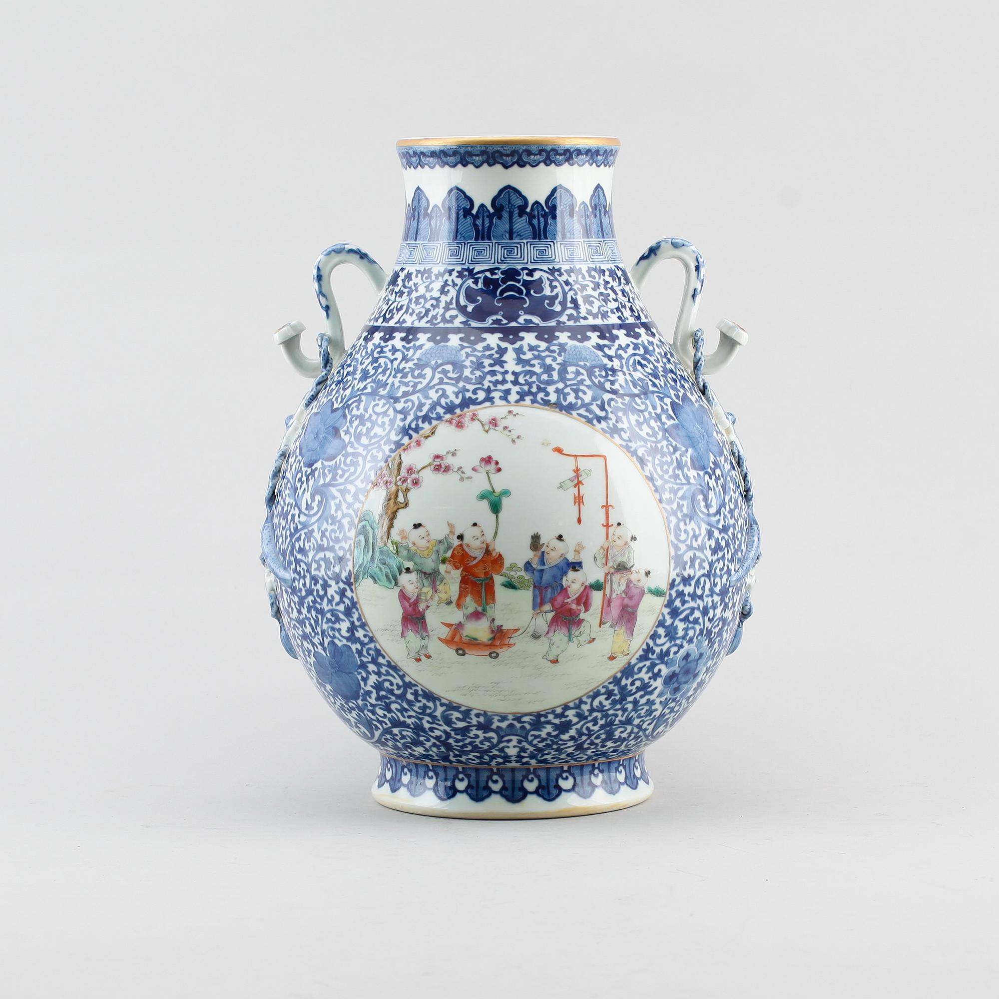 VAS, porslin, Kina, bär Qianlongs märke, sannolikt 1900-tal.