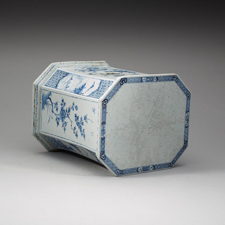 A rare large blue and white plinth/garden seat, Qing dynasty, Kangxi (1662-1722).