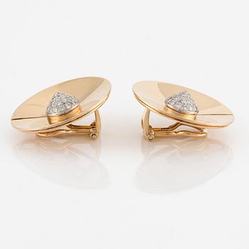 A pair of 18K gold Trudel earrings set with round brilliant-cut diamonds.