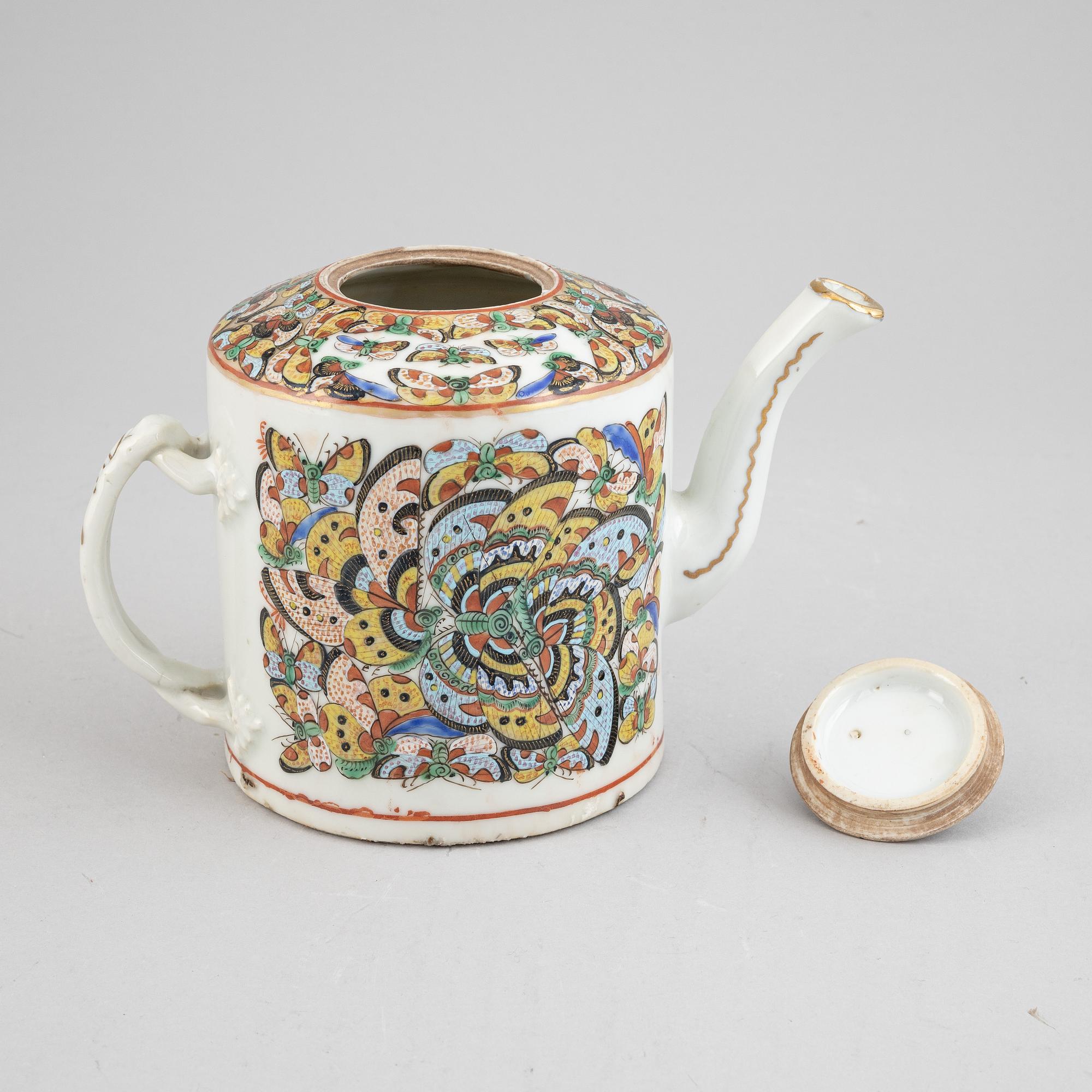 A Chinese porcelain butterfly tea pot, Canton, Qing dynasty, late 19th century.