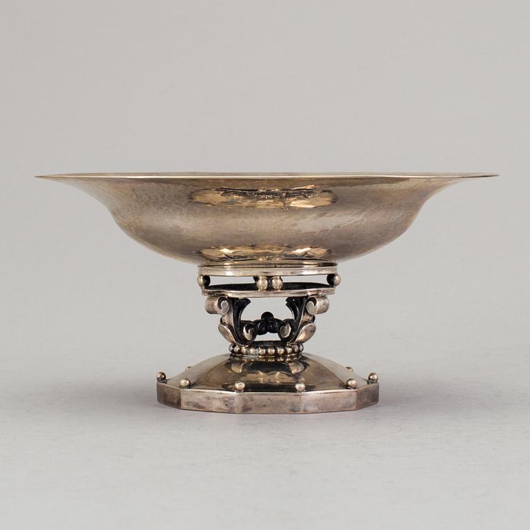 GEORG JENSEN, Köpenhamn 1915-1921, Skål på fot, modell 42B, silver 830/1000.