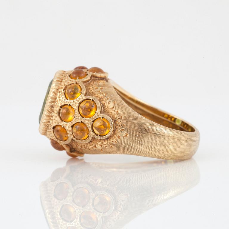 A circa 2.80 ct peridot and yellow sapphire ring. Signed M. Buccellati.
