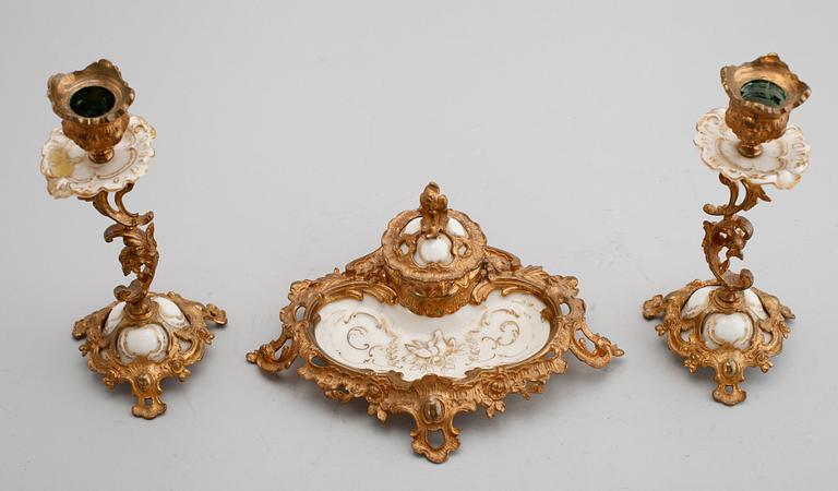 SKRIVSTÄLL samt LJUSSTAKAR, 1 par, förgylld mässing och porslin, rokokostil, sekelskiftet 1900.