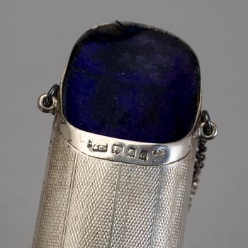 GLASÖGON, 2 st samt fodral, silver resp guld, samt FODRAL, silver. Engelska resp svenska silverstämplar.