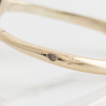 Ring, carmoséring med mörk safir och briljantslipade diamanter.