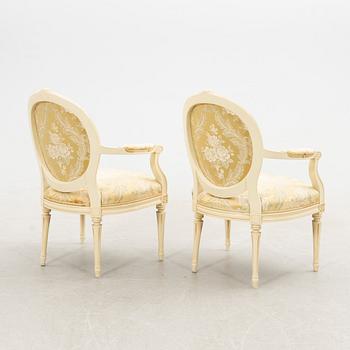 Karmstolar ett par Gustaviansk stil 1900-talets mitt.