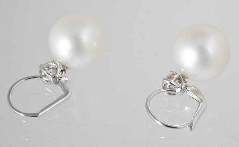 ÖRHÄNGEN, 18K vitguld med briljantslipade diamanter 0.96 ct samt odlade South Sea pärlor. Vikt 10,9 gram.