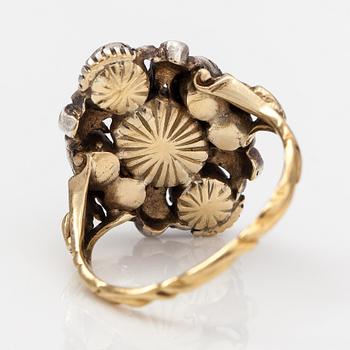 An 18K gold and silver ring with rose cut diamonds ca. 0.57 ct in total. Early 19th century.