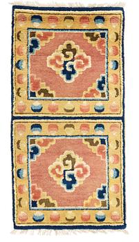 602. A MEDITATION RUG, ANTIQUE NINGXIA. China, late Qing. 122 x 62,5 cm.