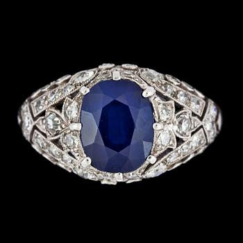 1060. RING, oval blå fasettslipad safir med åttkantslipade diamanter. Art Deco, ca 1925.