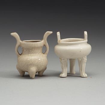 Two porcelain tripod censers, Qing dynasty, Kangxi (1662-1722).