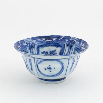 A Chinese blue and white "Kraak" bowl, Ming dynasty (1368-1644).