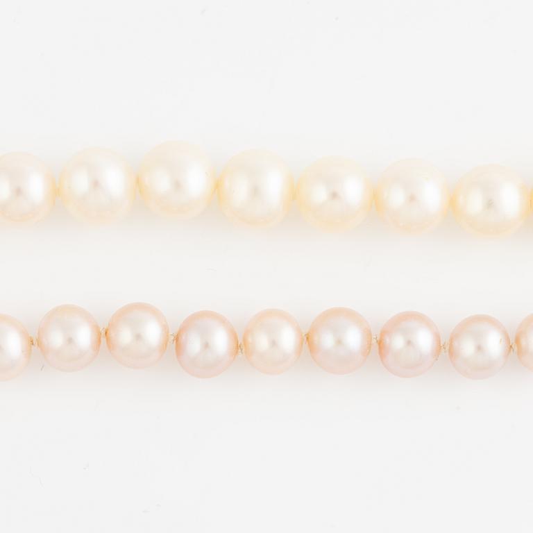 Two necklaces, cultured freshwater pearls, clasp 18K gold.