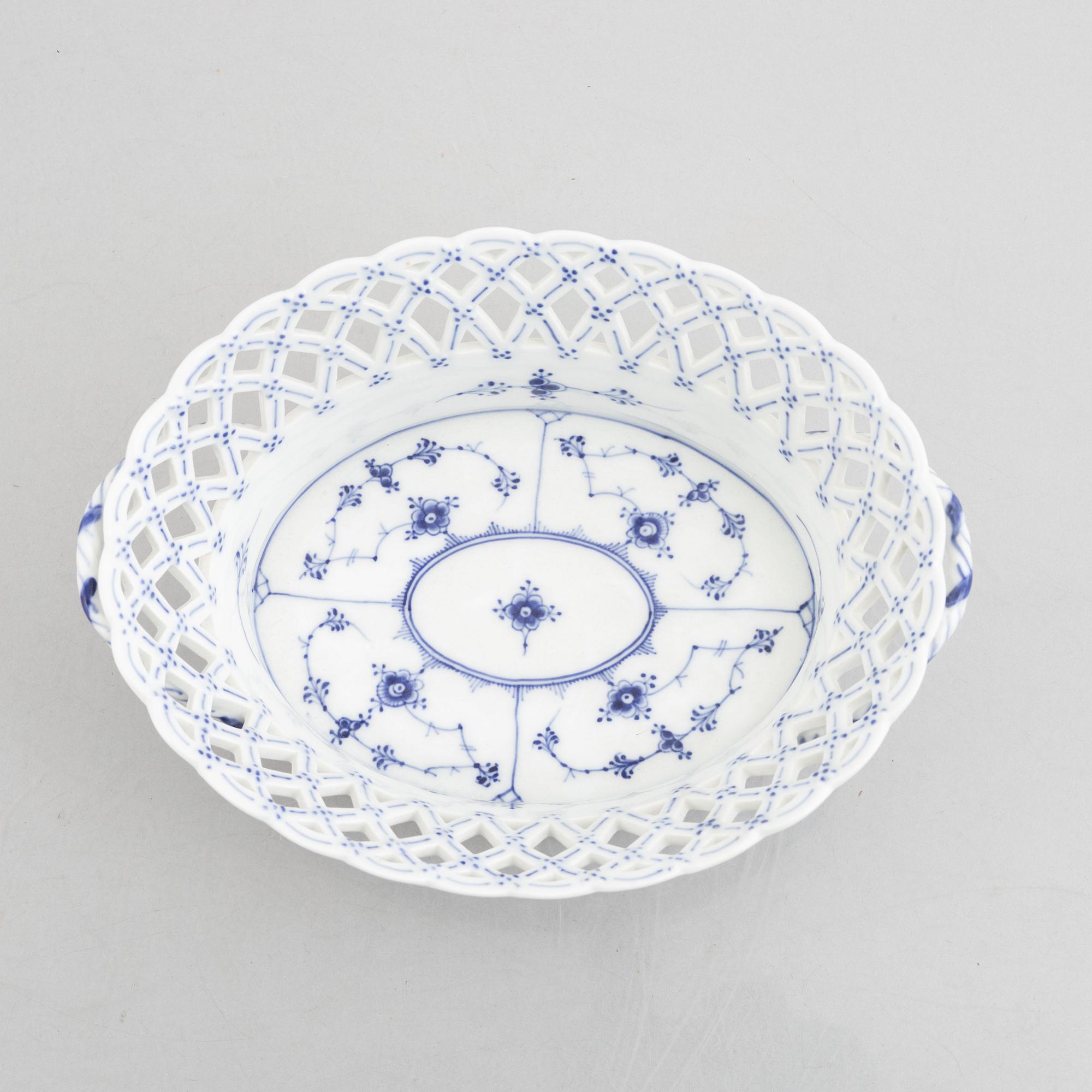 A Royal Copenhagen 'musselmalet full lace' chesnut basket with stand, (1889-1922). 1057.