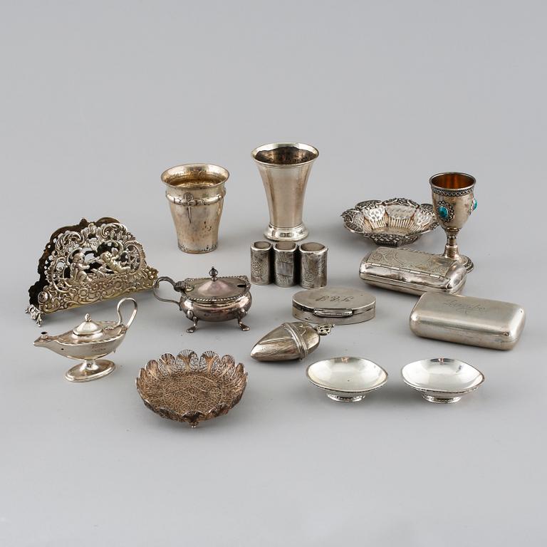 15 pieces of silver from the 19th and 20th century. Weight 684 gram.