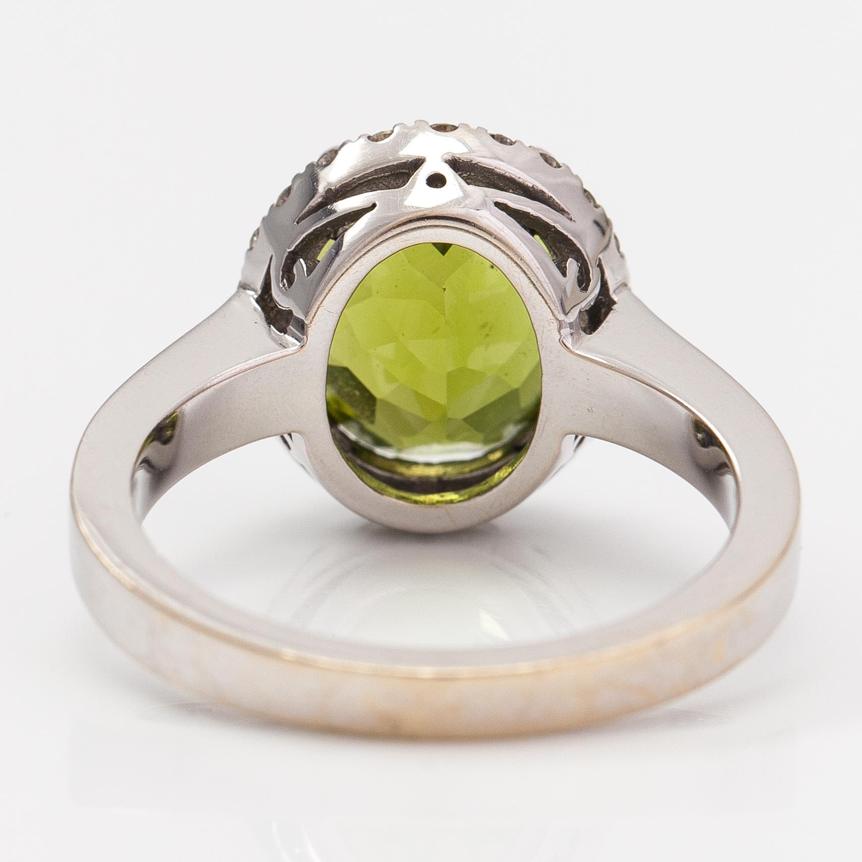 Max Prus, ring, 18K vitguld, diamanter ca 0.48 ct tot och peridot.