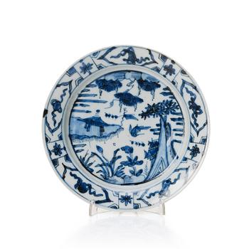 957. A blue and white dish, Ming dynasty Tianqi (1621-1627).