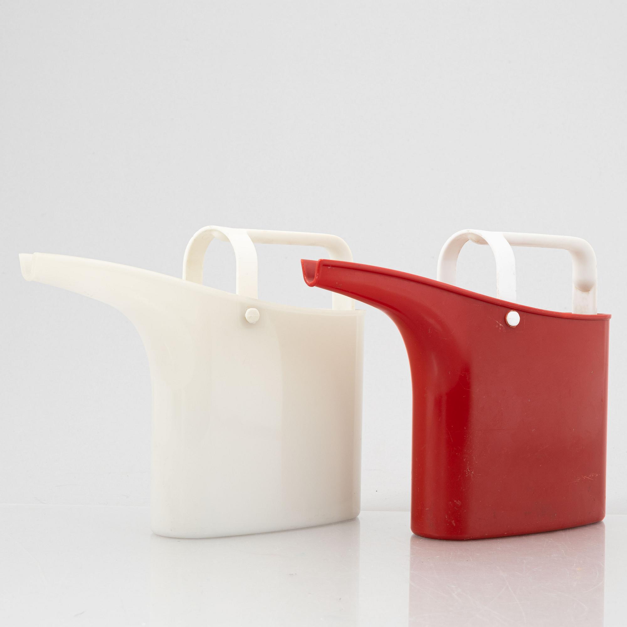Stig Lindberg, vattenkannor, 2 st, "Fontana", Gustavsberg 1967-72.