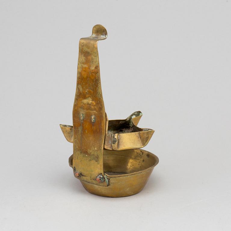 AN 18TH CENTURY BRASS OIL LAMP.