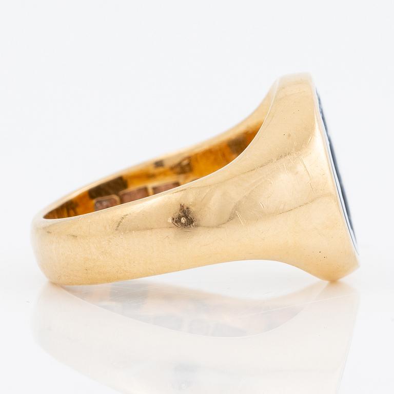 Signet ring 18K gold with agate.