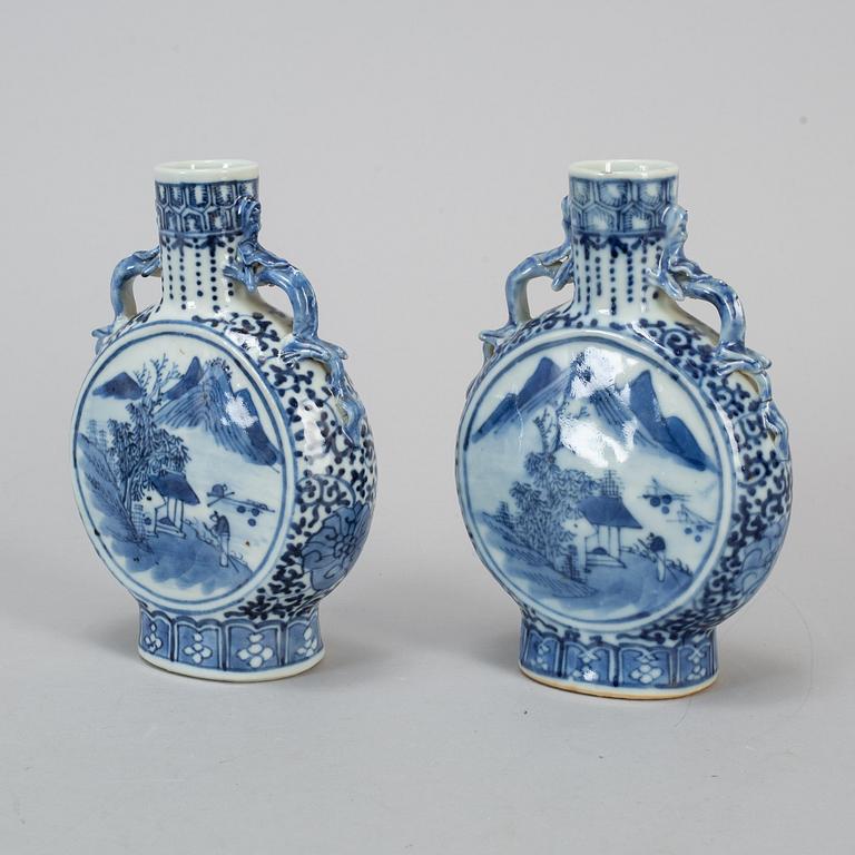 A pair of blue and white pilgrim vases, Qing dynasty, 19th century.